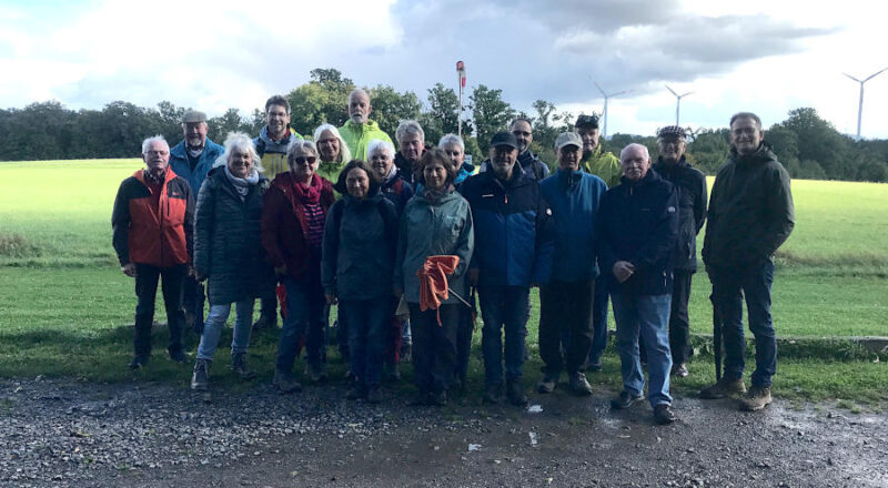 Die Wanderwarte und Wegezeichnerinnen und Wegezeichner des Lippischen Heimatbundes waren zu Gast auf dem Heimathof. Foto: Privat